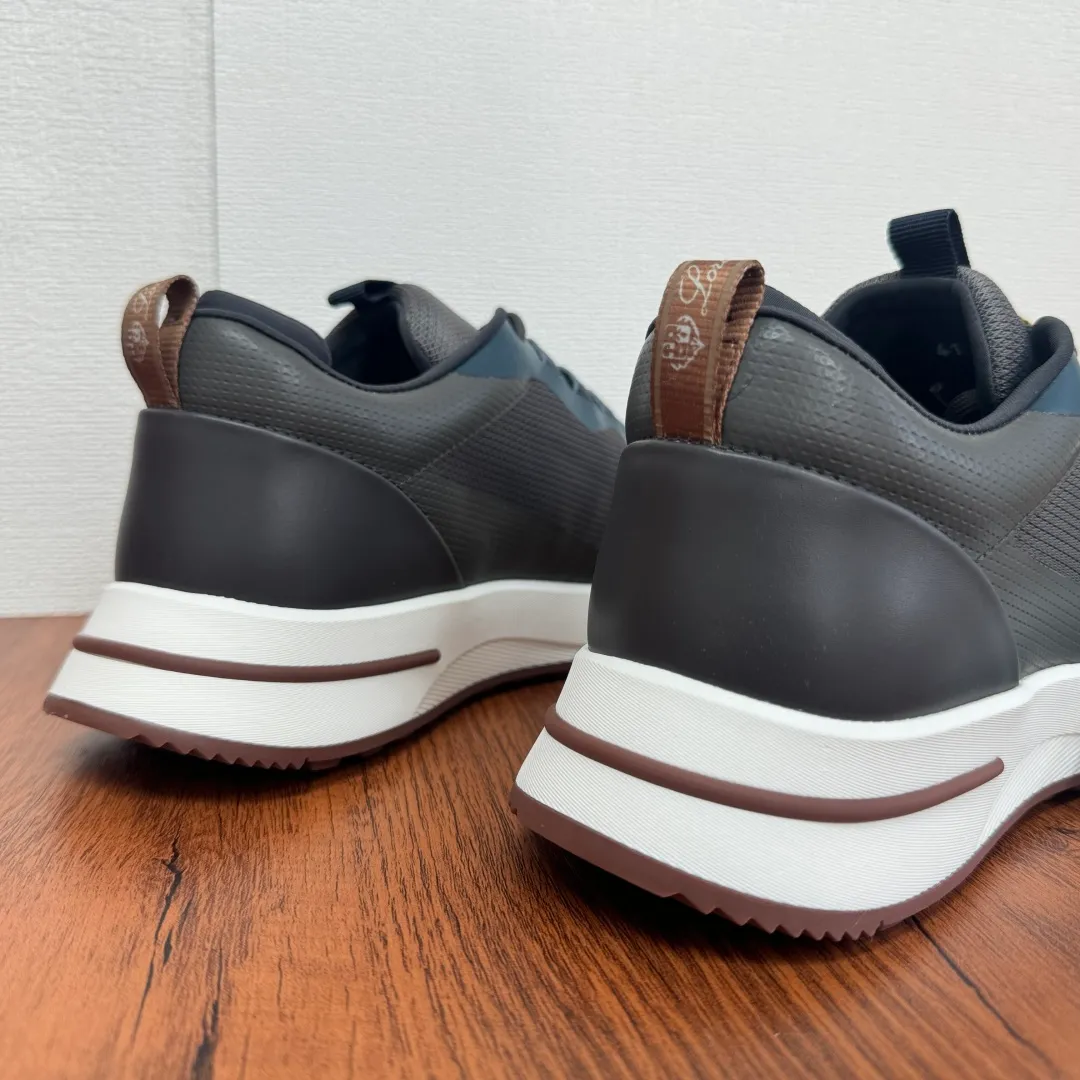 Batch 760 Loro Piana mesh cowhide stitching casual sports men's shoes LP jogging shoes OEM original soles feel free to enter the counter! This casual shoe is knitted from Wind fiber, giving it a unique three-dimensional effect. The unique silhouette narrows slightly at the midsection and is embellished with nappa leather details. The lightweight rubber sole and studs on the edge enhance traction and stability, and functional details full of modern aesthetics add a sporty style to the shoe. The upper uses a hot-melt edge-sealing process. The lightweight technical material of the Kummel-colored rubber outsole is inlaid with cushioning pads on the inside of the sole to distribute the weight more evenly and reduce the load during walking. The leather eyelets are directly set on the upper fixed to the sole to ensure stability. The rear is equipped with cushioning pads to improve wearing comfort. The full package of the counter comes with a shoelace insole. Multiple colors available! Fabric: 100% nylon Decoration: 100% cow leather Accessories: 100% polyurethane Size: 39-40-41-42-43-44 Standard leather shoe size (38/45 can be customized and returns and exchanges are not supported) Item number: FAM1718 gray blue